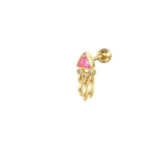 Vue macro du piercing de cartilage en argent S925 avec zircon rose et glands dorés