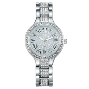 Montre élégante en argent avec chiffres romains et pavé de cristaux brillants