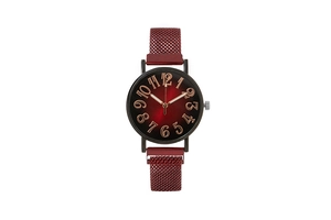 Détail du cadran dégradé rouge avec chiffres arabes dorés sur une montre quartz