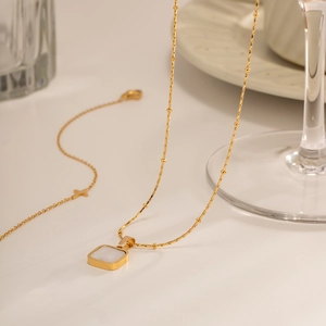 Collier en acier inoxydable plaqué or 14K avec pendentif carré en nacre blanche et chaîne