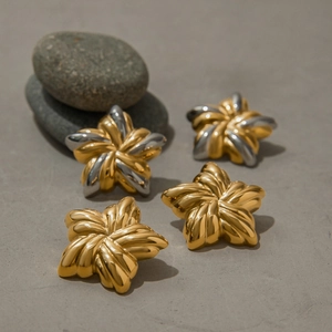 Detailansicht goldener und zweifarbiger Seestern-Anhänger mit Kieselstein-Dekor