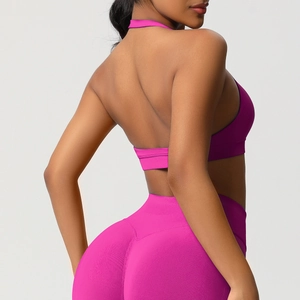 Vue détaillée de l'ensemble de sport sans couture magenta avec brassière et leggings