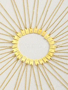 Vue détaillée de 26 colliers à pendentif carré avec alphabet en acier doré brillant