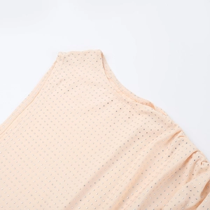 Gros plan détaillé du tissu rose avec des strass argentés brillants sur la robe élégante