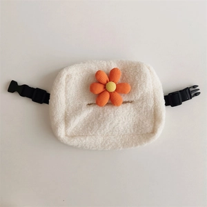 Dettaglio della scatola porta fazzoletti in peluche bianco con morbida trama e fiore arancio