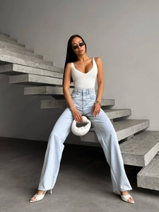 Jean évasé à taille haute bleu clair avec finition vintage délavée et jambe large