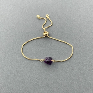Adjustable box chain bracelet with natural raw purple stone in 14K gold plated finish