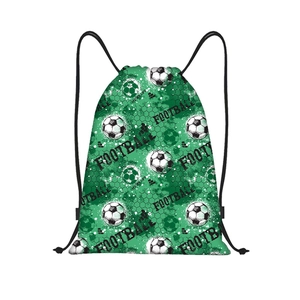 Detalle de bolsa de poliéster verde con cordón, diseño de fútbol y texto impreso