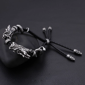 Détail du pendentif tête de dragon vintage sur bracelet en cuir tressé pour hommes