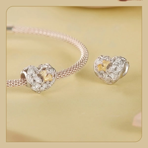 Détail du charm feuille de ginkgo en forme de cœur en argent S925 avec accents dorés