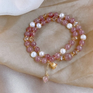 Bracelet double rang en quartz fraise et perles avec pendentif clochette dorée élégant