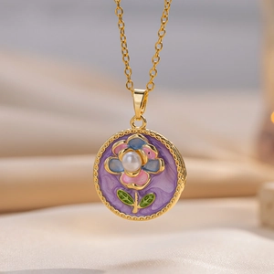 Collier Monet doré avec pendentif fleuri en émail et perle sur fond de soie douce