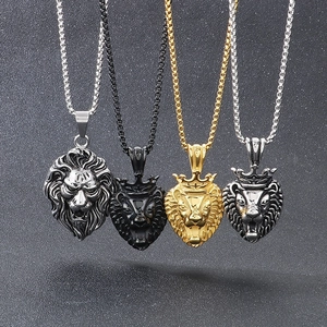 Détails de pendentifs tête de lion en or, argent, noir et bronze sur chaînes vénitiennes