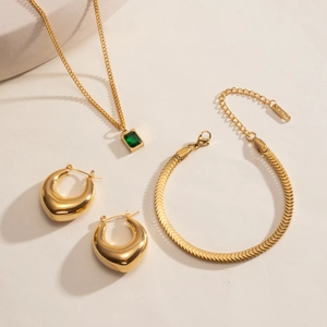 Detail view of 18k gold plated jewelry set with emerald zircon stones and K18 hallmark