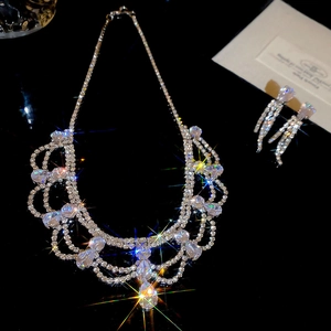Dettaglio del set di gioielli in argento con nappe di strass e pendenti a goccia