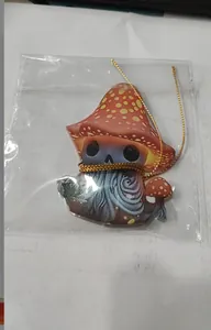 Detailansicht eines Pilz-Schädel-Acrylanhängers mit roter Kappe und goldener Schnur