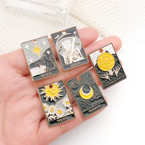 Lot de cinq breloques tarot gothiques incluant Mort et Soleil pour bijoux DIY en main