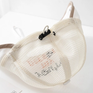 Détail du cordon de serrage élastique et boucle sur le chapeau respirant pour bébé