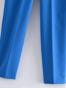 Detalle de pantalones azul brillante de talle alto con textura suave y corte recto de pierna