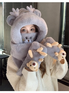 Vue détaillée de l'ensemble 3-en-1 bonnet écharpe et gants en peluche avec motif d'ours 3D