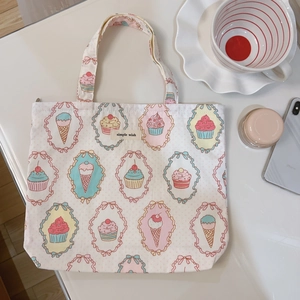 Rosa Cupcake-Muster Canvas-Tragetasche auf weißem Tisch mit Lifestyle-Requisiten
