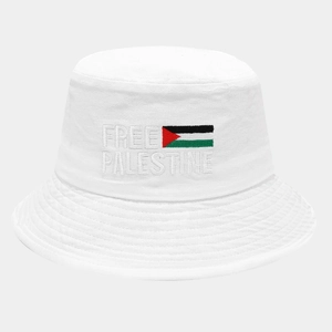 Dettaglio del ricamo Free Palestine su un cappello a secchiello bianco con bandiera