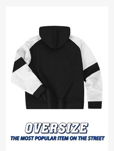 Detailansicht der Rückseite des Oversize-Hoodies mit grauen Ärmeln und schwarzem Körper