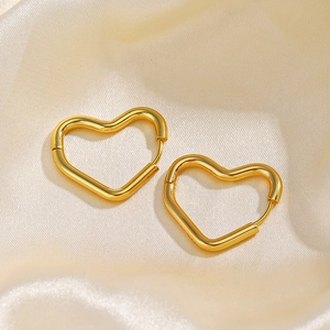 Boucles d'oreilles cœur minimalistes plaquées or 18 carats avec finition polie