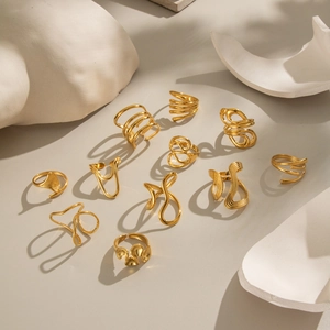 Ensemble de bagues géométriques en acier inoxydable plaqué or 18 carats sur décor d'art