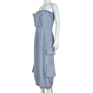 Dettaglio dell'abito lungo in denim senza spalline stile cargo con tasche laterali e lavaggio