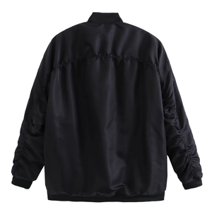 Detailansicht der schwarzen Satin-Bomberjacke mit Rückenfalten und gerippten Saumstrukturen