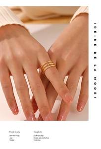 Nahaufnahme des goldene dreilagige Edelstahlrings mit Hammerschlag-Textur am Modell