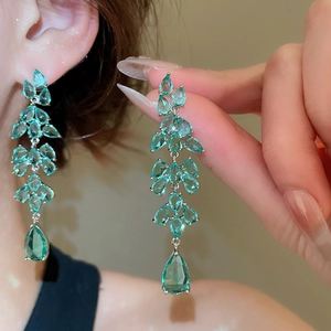 Detailansicht der Ohrhänger mit blauen Zirkonia in Tropfenform und silbernem Finish