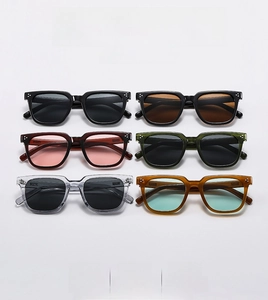 Selezione di sei occhiali da sole quadrati con montatura spessa in vari colori di tendenza