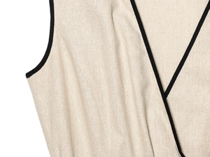 Detailansicht beige ärmelloses Kleid mit tiefem V-Ausschnitt und schwarzen Kontrastkanten