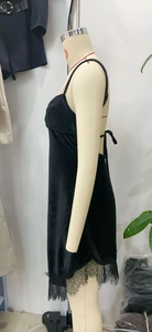Détail de la robe en velours avec dentelle et bordure en dentelle cil sur l'ourlet