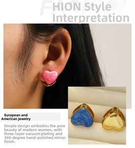 Détail de créoles coeur en émail rose et bleu avec polissage miroir à 360 degrés