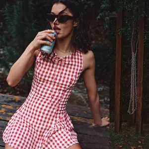 Robe sans manches à carreaux vichy rouge et blanc avec nœud papillon à la taille