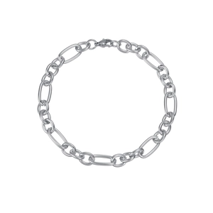 Dettaglio del bracciale a catena Figaro argento con chiusura a moschettone su bianco