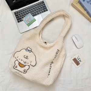 Détail de la broderie chien et texte Hello Autumn sur un sac cabas en polaire blanc