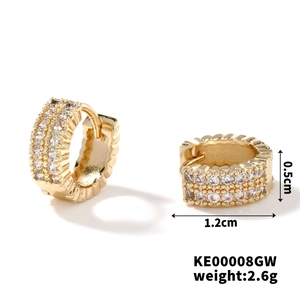 Detailansicht der 1,2cm goldenen Huggie-Ohrringe mit mikroversetzten Zirkoniasteinen