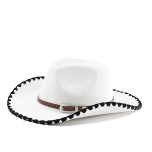 Détail d'un chapeau cowboy en feutre blanc avec bordure noire et bande en similicuir