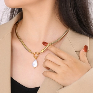 Collier maille serpent dorée en acier inoxydable avec perle baroque sur mannequin
