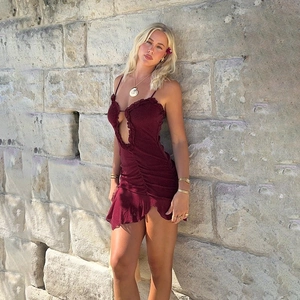 Donna Abito Corto Bordeaux Sexy Glitterato Arricciato Cutout Orlo Con Volant Schiena Scoperta Spalline Sottili Bodycon