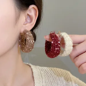 Gestrickte C-förmige Creolen in Braun, Burgunder und Weiß für einen eleganten Herbst-Winter-Look