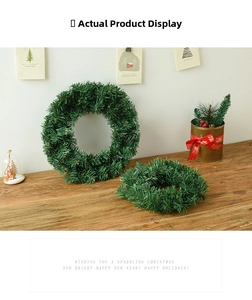 Gros plan de couronnes de Noël en pin artificiel sur une table en bois pour décoration