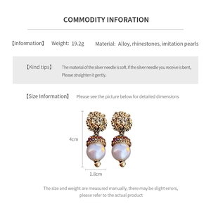 Macro shot of lion head pearl earrings with dimensions 4cm height and rhinestones detail