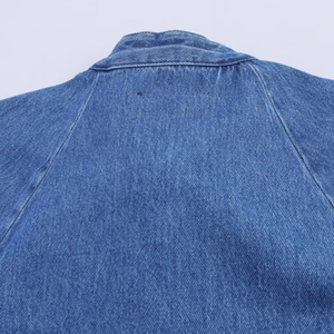 Detailaufnahme der blauen Jeansjacke mit Kragennaht und Schulternaht-Verarbeitung