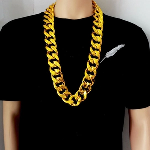 Detail van dikke goudkleurige Cubaanse schakelketting voor hiphop-kostuums op een model