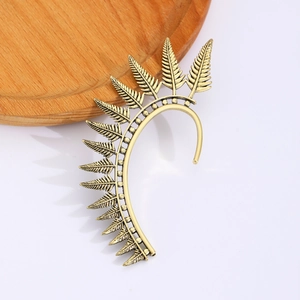 Orecchino a clip foglia bronzo vintage con trame piumate su sfondo bianco neutro